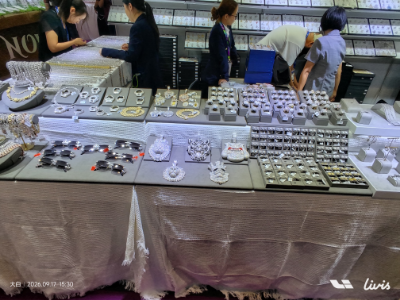 Tim Desain Perhiasan Kunyu Mengunjungi Pameran Perhiasan Mode MUSIM di Hong Kong